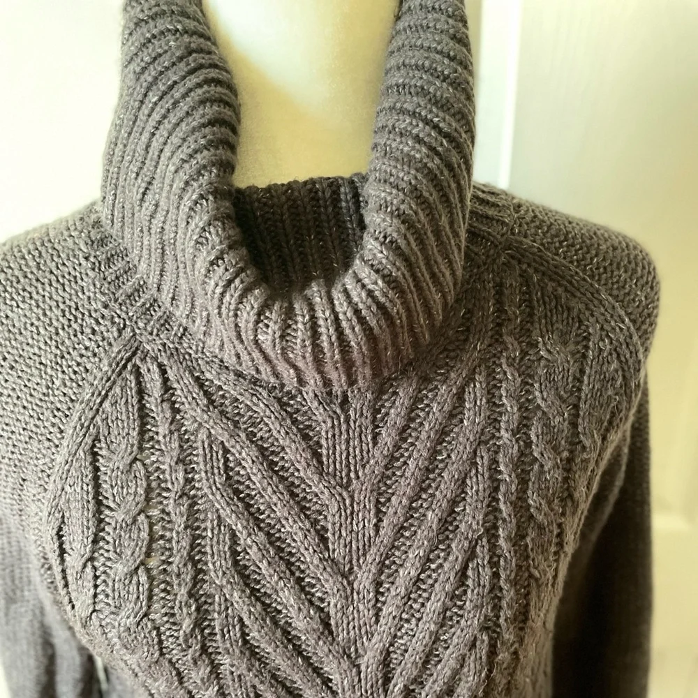 Elle black turtleneck